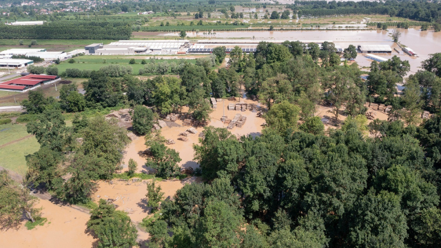 Havadan dron ile görüntülendi! 150 kuş türüne ev sahipliği yapan Efteni Gölü'nü sağanak vurdu