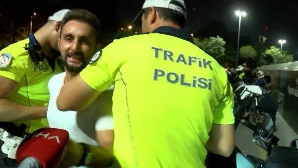 'Dur' ihtarına uymayan alkollü sürücü, motosikletini polis ekipleri ve yayaların üzerine sürdü