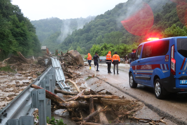 Sel ve heyelan Karadeniz'i esir aldı! Bakan Yerlikaya ve Tunç felaketi yaşayan Bartın'a doğru yola çıktı