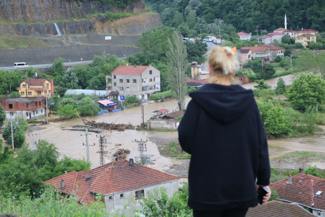 Sel ve heyelan Karadeniz'i esir aldı! Bakan Yerlikaya ve Tunç felaketi yaşayan Bartın'a doğru yola çıktı