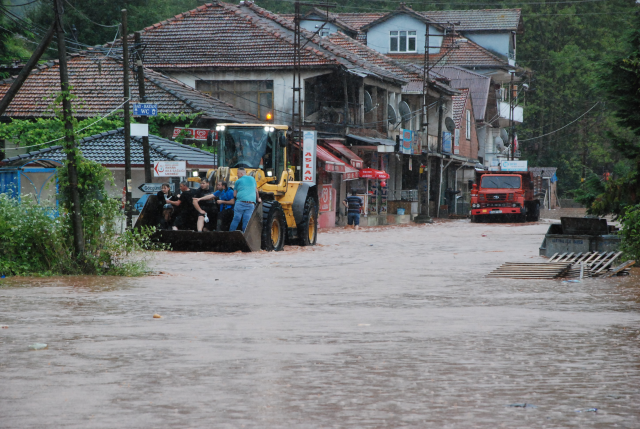 Sel ve heyelan Karadeniz'i esir aldı! Bakan Yerlikaya ve Tunç felaketi yaşayan Bartın'a doğru yola çıktı