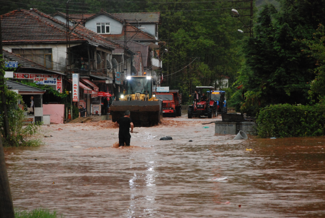 Sel ve heyelan Karadeniz'i esir aldı! Bakan Yerlikaya ve Tunç felaketi yaşayan Bartın'a doğru yola çıktı