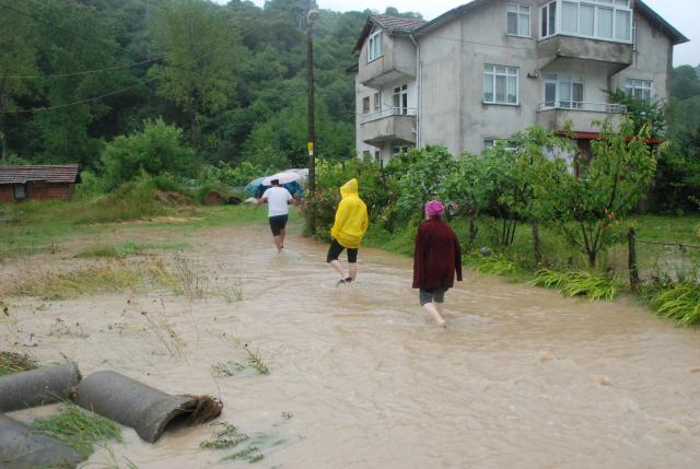 Sel ve heyelan Karadeniz'i esir aldı! Bakan Yerlikaya ve Tunç felaketi yaşayan Bartın'a doğru yola çıktı