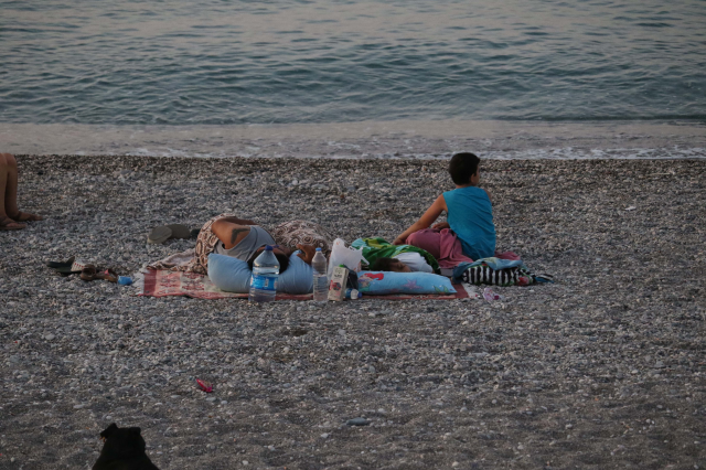 Sıcaklıkların rekor kırdığı Antalya'da vatandaşlar Konyaaltı Sahili'nde sabahladı