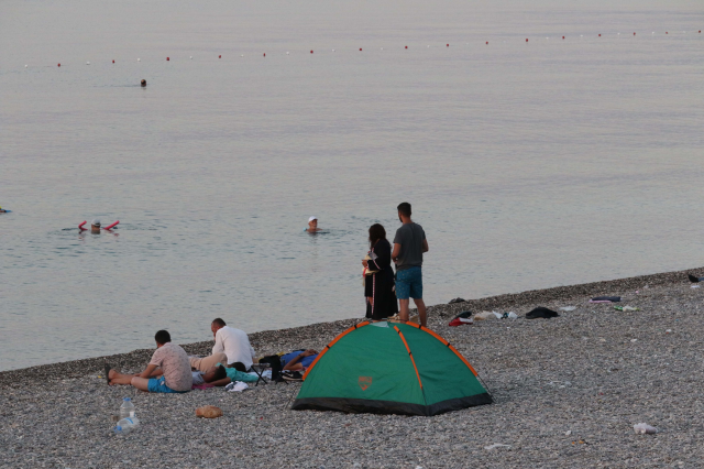 Sıcaklıkların rekor kırdığı Antalya'da vatandaşlar Konyaaltı Sahili'nde sabahladı