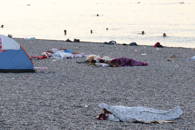 Sıcaklıkların rekor kırdığı Antalya'da vatandaşlar Konyaaltı Sahili'nde sabahladı