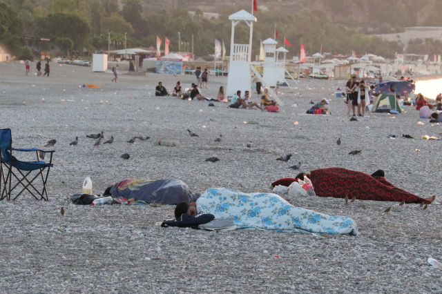 Sıcaklıkların rekor kırdığı Antalya'da vatandaşlar Konyaaltı Sahili'nde sabahladı