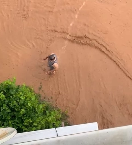 Selin etkili olduğu Bursa'nın İznik ilçesinde bir kişi göle dönen sokakta duş aldı