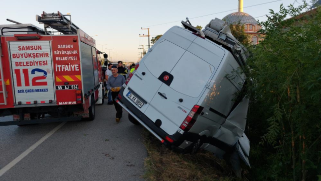 Canlı yayın aracı beton elektrik direğine çarptı! 2 kişi öldü, 1 kişi yaralandı