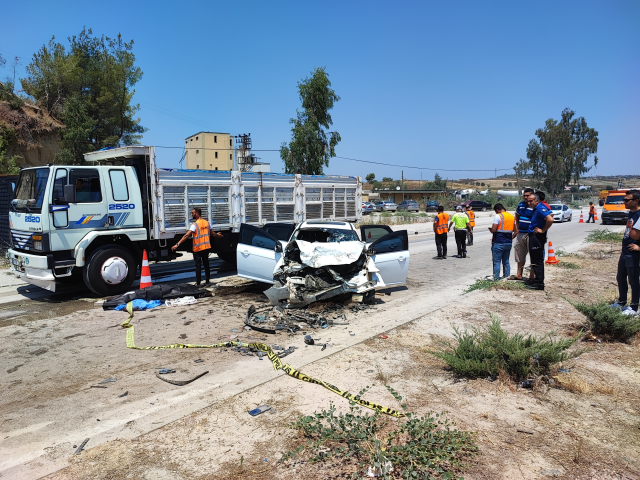 Adana'da otomobil yol temizleme aracına çarptı: 1 ölü, 3 yaralı