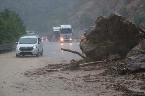 Zonguldak'ta heyelan ve sel felaketi! Yollar kaya parçalarıyla kapandı, sadece acil geçişlere izin veriliyor