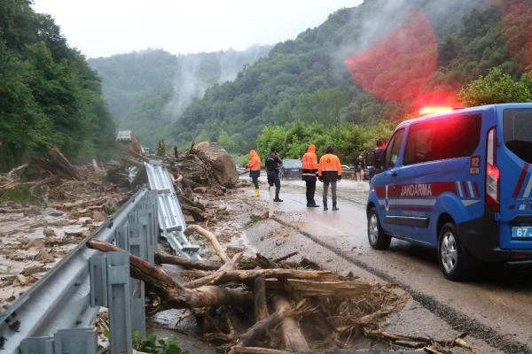 Zonguldak'ta heyelan ve sel felaketi! Yollar kaya parçalarıyla kapandı, sadece acil geçişlere izin veriliyor