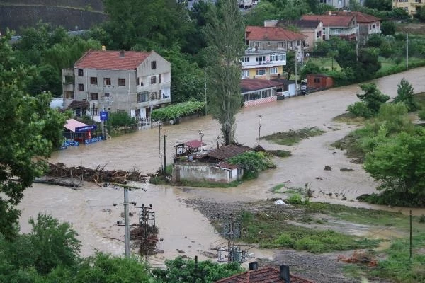 Zonguldak'ta heyelan ve sel felaketi! Yollar kaya parçalarıyla kapandı, sadece acil geçişlere izin veriliyor