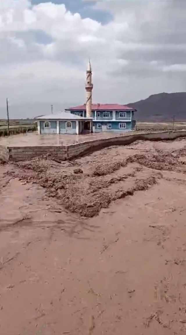 Doğubayazıt'ta sağanak sonrası sel! Evler ve tarım arazileri su altında kaldı