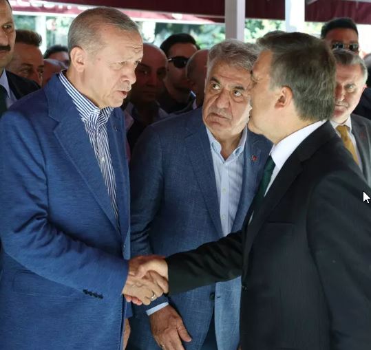 Cumhurbaşkanı Erdoğan ve Abdullah Gül yan yana saf tutup tabuta birlikte omuz verdi