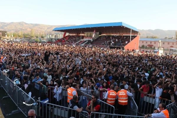 Türkiye'nin en büyük sahnesi kuruldu! Ağrı Dağı Müzik Festivali'nde Mustafa Sandal, Zara ve Kadr sahne aldı