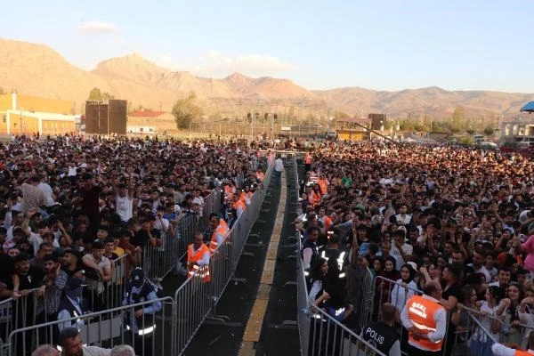 Türkiye'nin en büyük sahnesi kuruldu! Ağrı Dağı Müzik Festivali'nde Mustafa Sandal, Zara ve Kadr sahne aldı