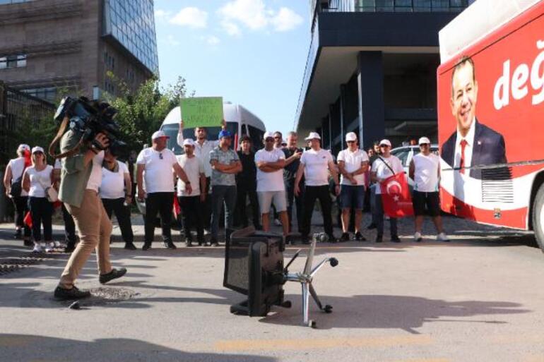 Tanju Özcan, CHP önüne koltuk fırlattı; 'Kılıçdaroğlu al bu koltuğu git evinde otur, torunlarını sev'