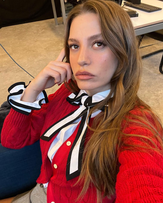 Serenay Sarıkaya, yeni proje öncesi saçlarını kısacık kestirdi