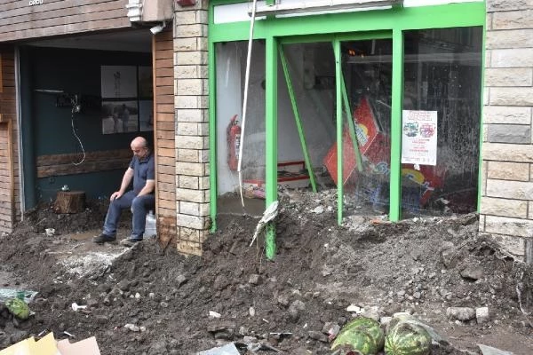 Ordu sele teslim! Yollar kapandı, toprak dolan iş yerleri girilemez hale geldi