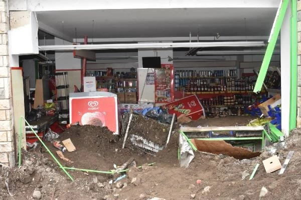 Ordu sele teslim! Yollar kapandı, toprak dolan iş yerleri girilemez hale geldi