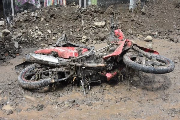 Ordu sele teslim! Yollar kapandı, toprak dolan iş yerleri girilemez hale geldi