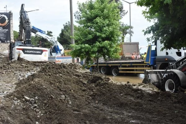 Ordu sele teslim! Yollar kapandı, toprak dolan iş yerleri girilemez hale geldi