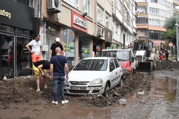 Ordu sele teslim! Yollar kapandı, toprak dolan iş yerleri girilemez hale geldi