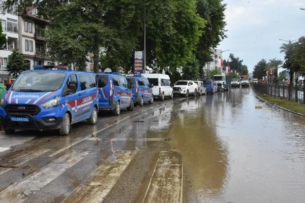 Ordu sele teslim! Yollar kapandı, toprak dolan iş yerleri girilemez hale geldi