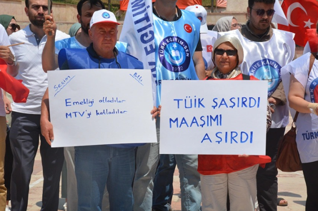 Maaş artışından tatmin olmayan memurlar sokağa indi: Rakamlar yeniden hesaplansın