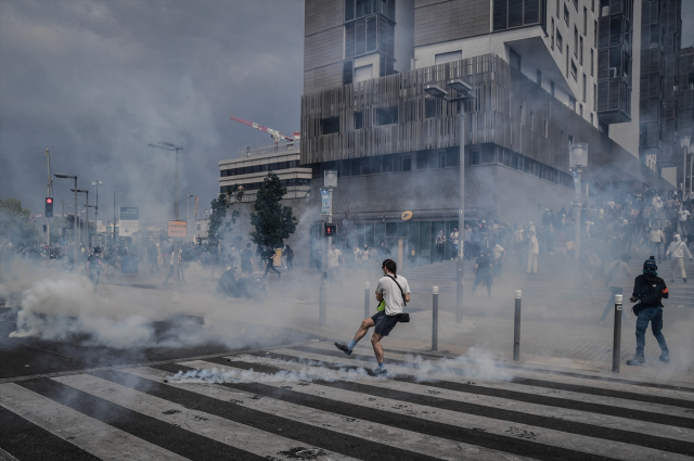 Macron, protestolara karışan gençlerin ailelerini hedef aldı: Ceplerine dokunmak lazım