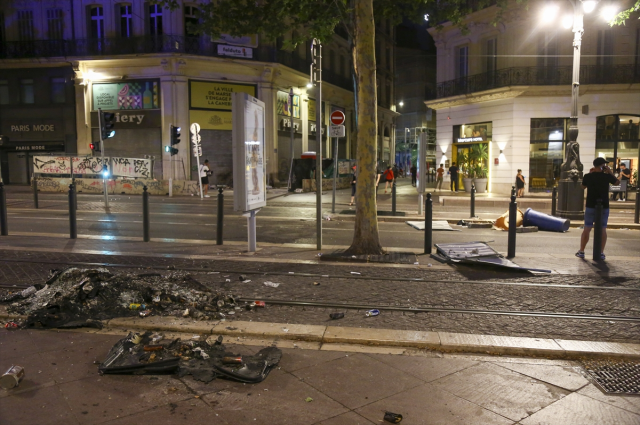 Macron, protestolara karışan gençlerin ailelerini hedef aldı: Ceplerine dokunmak lazım