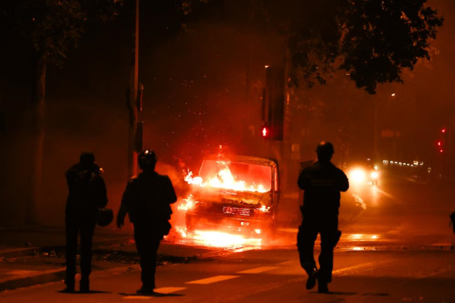 İç savaş çanları çalıyor! Aşırı sağcılar sokağa inip protestocuları linç etmeye başladı