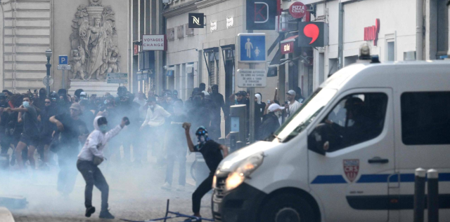 İç savaş çanları çalıyor! Aşırı sağcılar sokağa inip protestocuları linç etmeye başladı