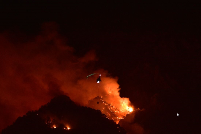 Kemer'de alevler tekrar yükseldi! Gece görüşlü helikopterler devrede