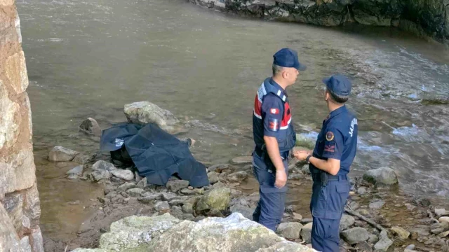 Cansız bedeni dere yatağında bulunan kadının cinayete kurban gittiği ortaya çıktı