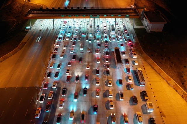 Bayram tatili sonrası dönüş trafiği! İstanbul-İzmir Otoyolu ve Osmangazi Köprüsü'nde hareketlilik sürüyor