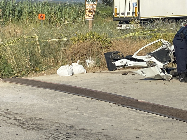 Motoru yola fırlayan otomobil sürücüsüne mezar oldu! Hurdaya dönen aracın içinden uyuşturucu çıktı