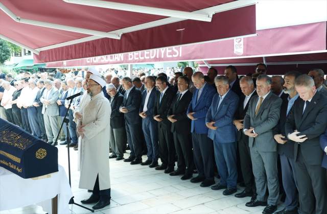 Cumhurbaşkanı Erdoğan ve Abdullah Gül cenazede bir araya geldi