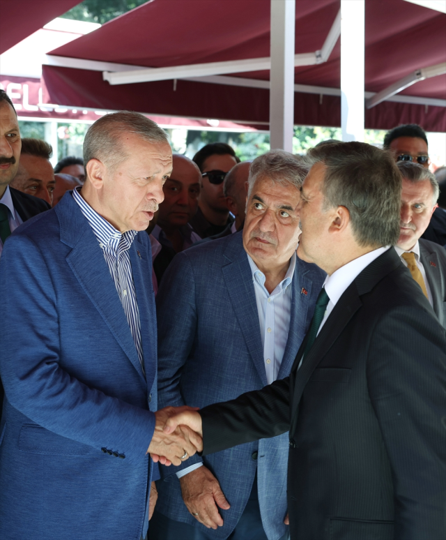 Cumhurbaşkanı Erdoğan ve Abdullah Gül cenazede bir araya geldi