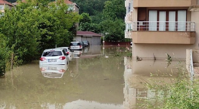 Sel ve heyelan nedeniyle hayatın felç olduğu Karadeniz'de 13 il için yeni uyarı