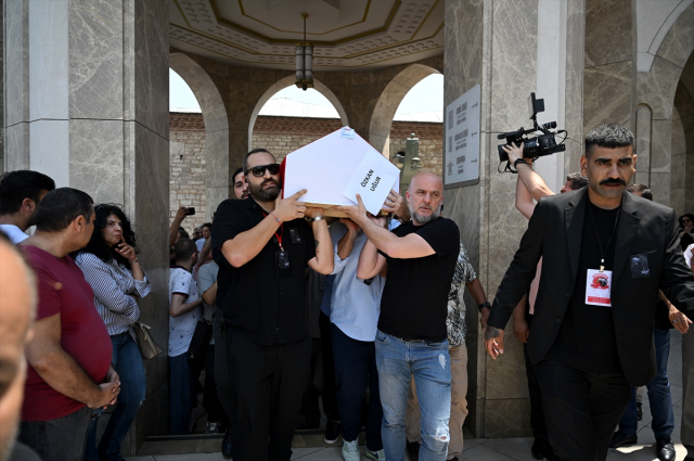 Sanatçı Özkan Uğur için Taksim Camii'nde cenaze namazı kılındı