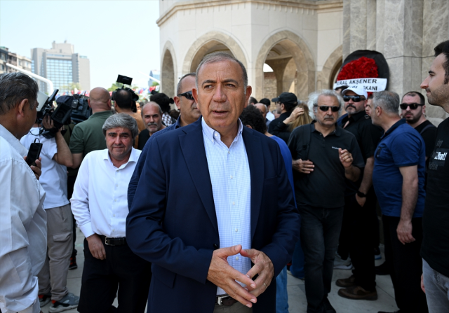 Sanatçı Özkan Uğur için Taksim Camii'nde cenaze namazı kılındı