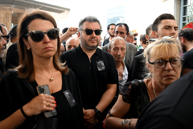 Sanatçı Özkan Uğur için Taksim Camii'nde cenaze namazı kılındı