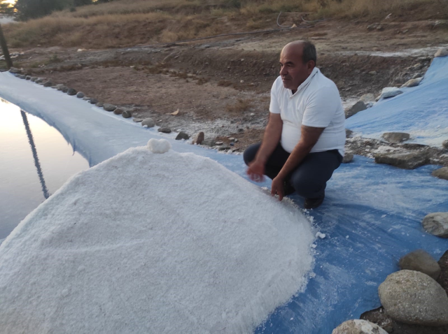 Dağdan akan tuzlu su köylünün geçim kaynağı oldu! 3 ayda 150 bin lira kazanıyorlar