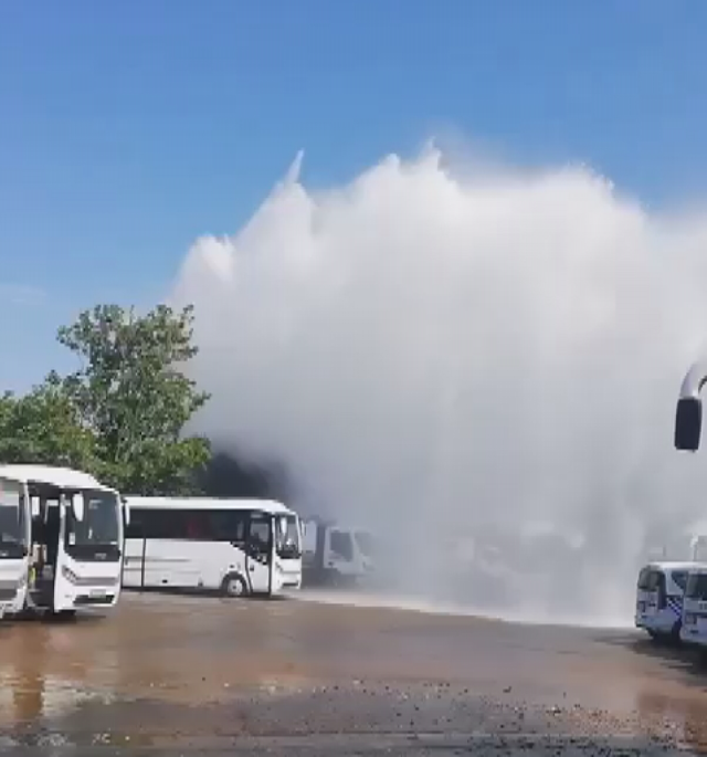 Caddeden geçen boru patladı! Tazyikli su metlerce yükseldi, aracın önünü havaya kaldırdı