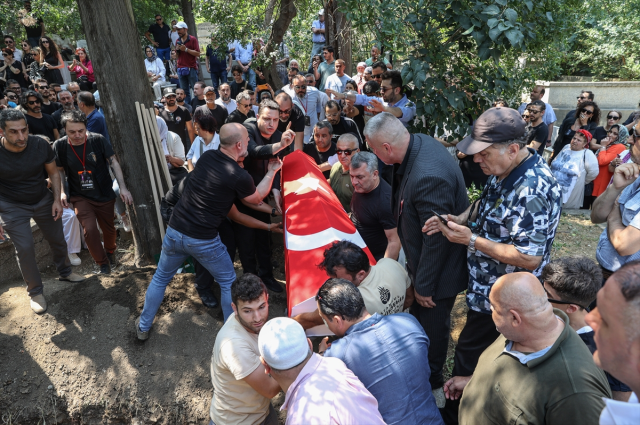 Mazhar ve Fuat, Özkan'sız kaldı! Özkan Uğur, Karacaahmet Mezarlığı'na defnedildi