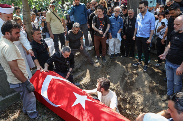 Mazhar ve Fuat, Özkan'sız kaldı! Özkan Uğur, Karacaahmet Mezarlığı'na defnedildi