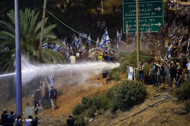 İsrail'de sokaklar karıştı! Kilit görevdeki askerler görevi bırakıp protestolara katıldı