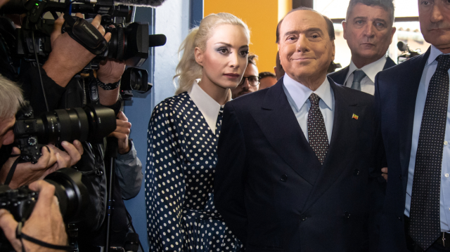 Berlusconi, vasiyetinde son yıllarını beraber geçirdiği 53 yaş küçük sevgilisini unutmadı